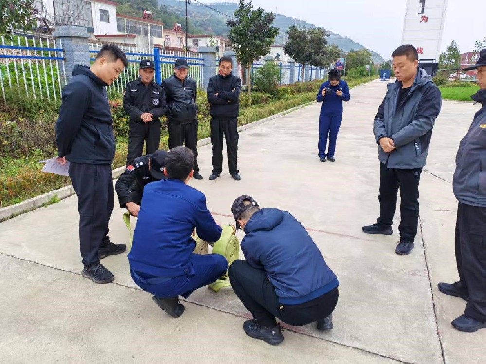 藍盾保安公司組織保安人員參加經(jīng)開區(qū)消防隊消防水帶實操基礎(chǔ)培訓